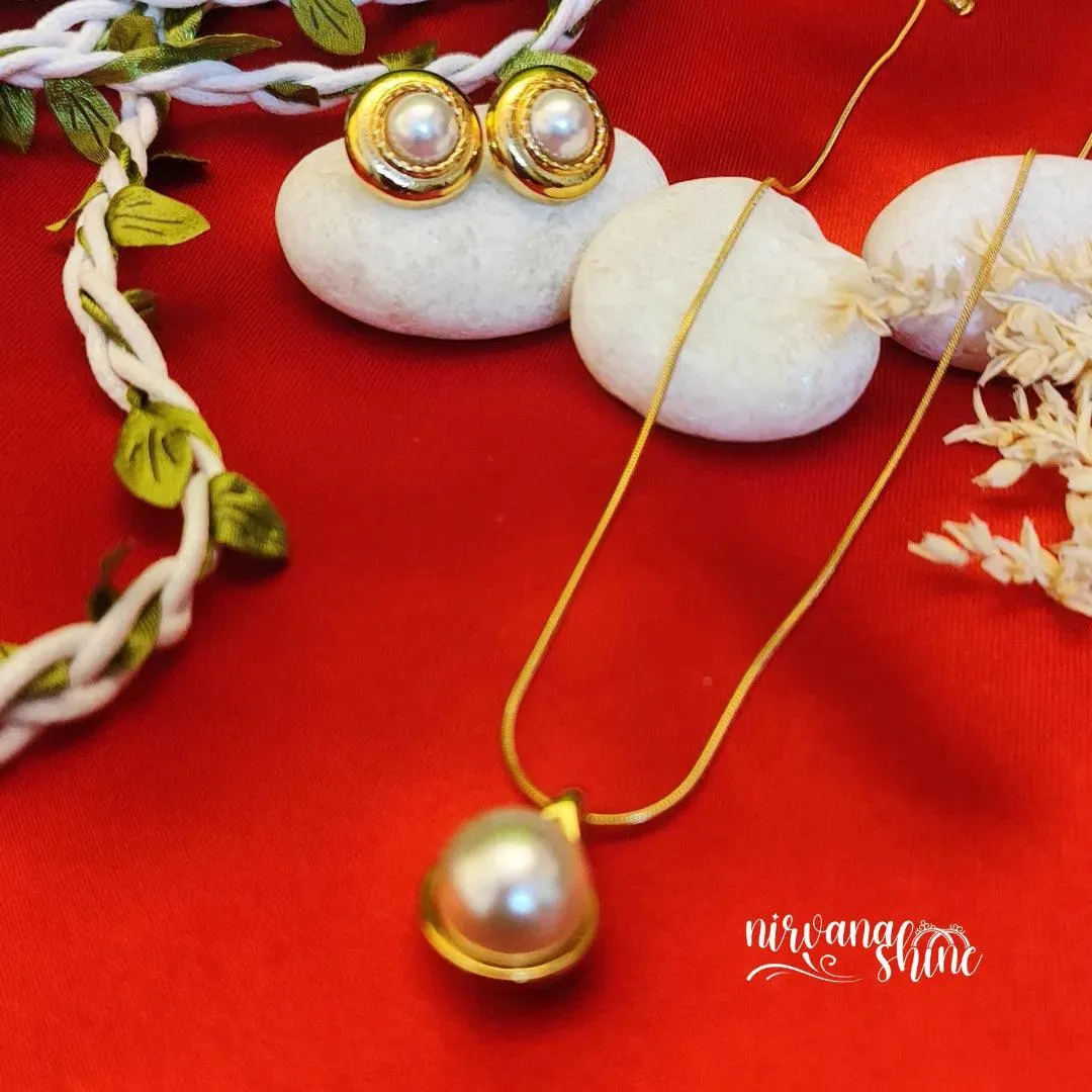 Gold-Tone Necklace and Earrings Set with Timeless Pearls