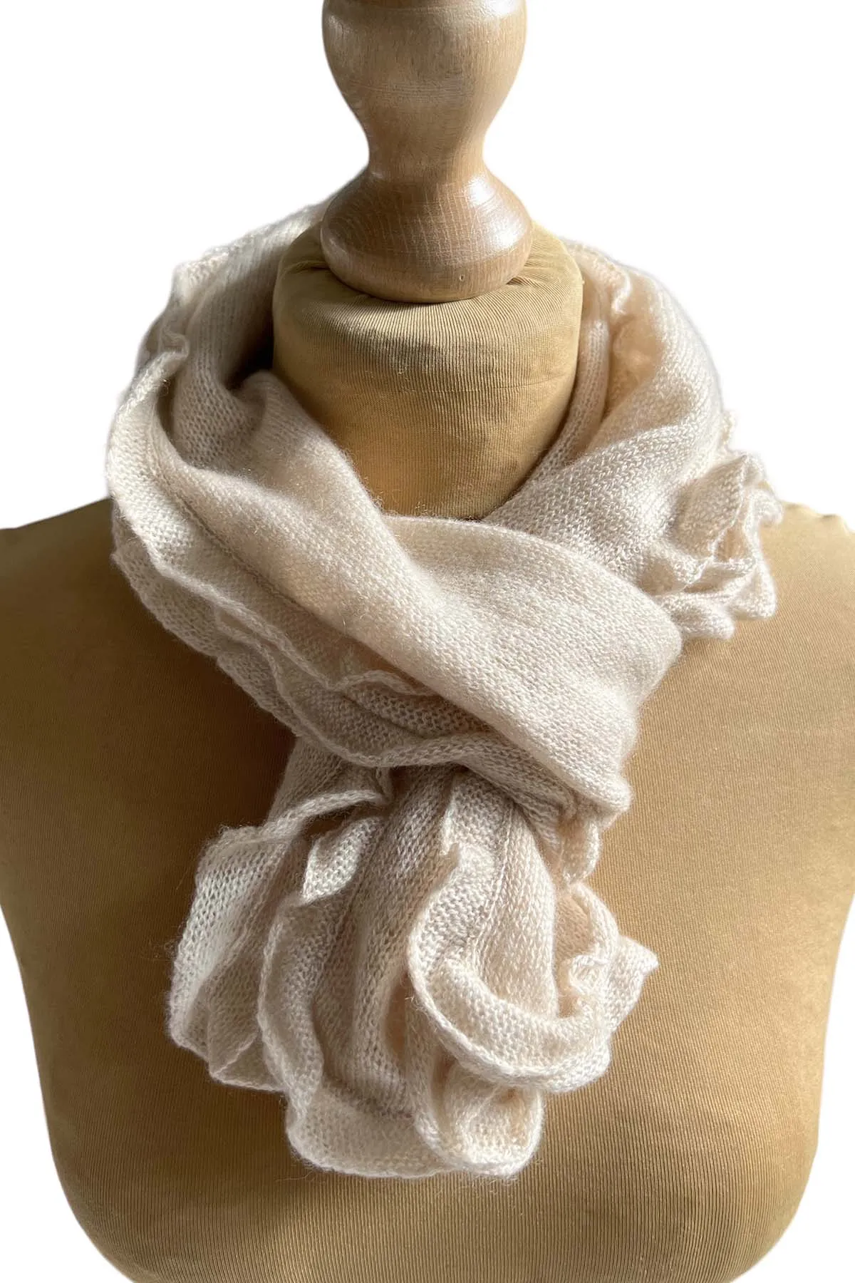 Small cashmere scarf in oat - Ruffled